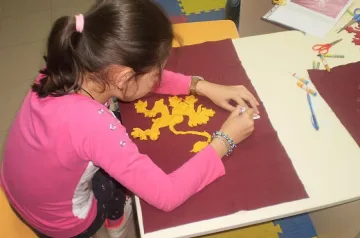 Деца правят въстанически знамена