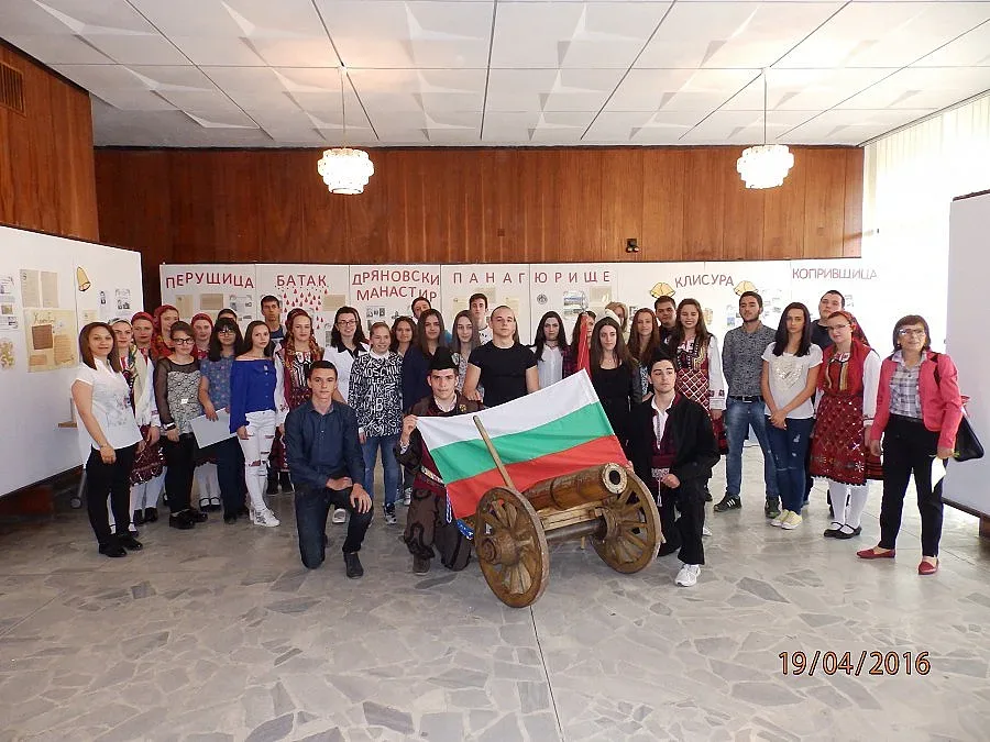 Ученици в ролята на Боримечката и Райна Княгиня