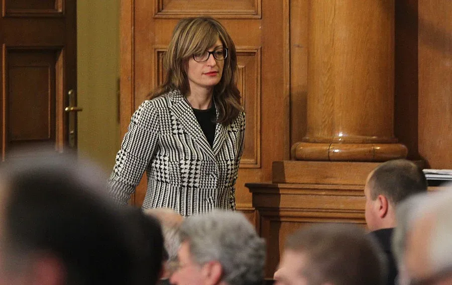 Затворници с телефони, надзиратели спят на работа