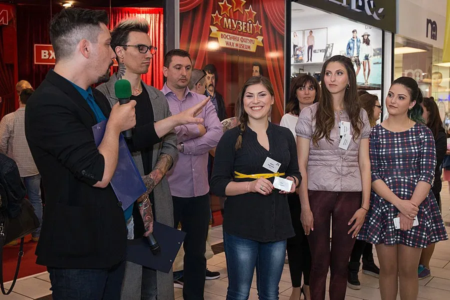 Кали аплодира гримьори