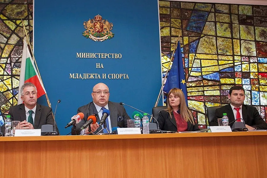 Спира строежът на селски стадиони