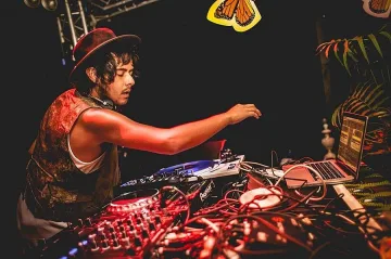 Родопски баби делят сцена с диджеи от Мексико 