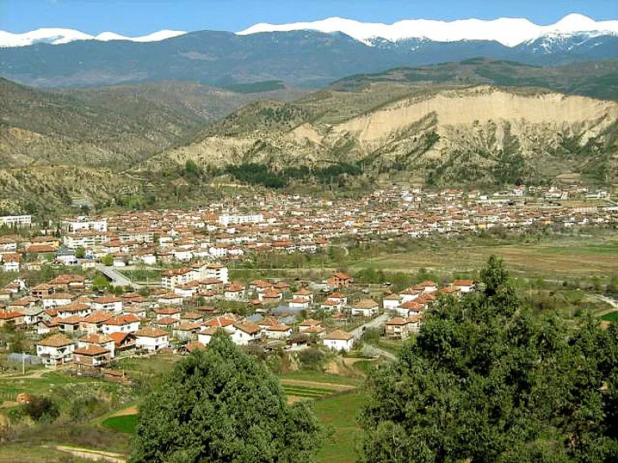 Съветник срещу бариера на улица край Кресна