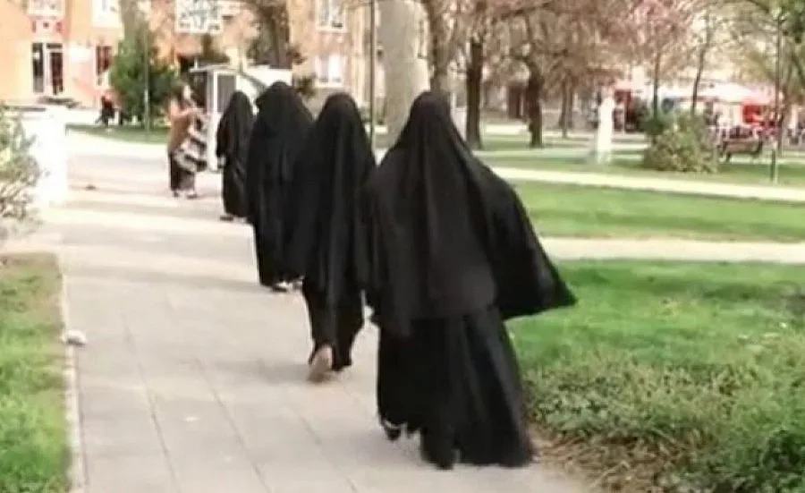 Забрана за потока пари зад носенето на бурки