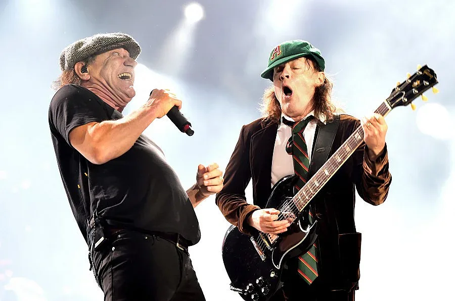 Аксел Роуз става вокал на "AC/DC"