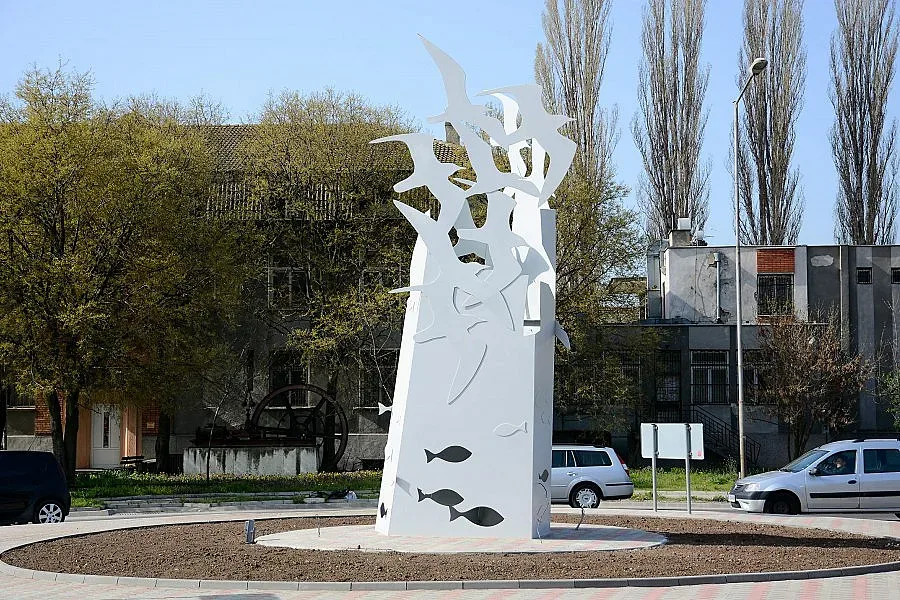 След лястовица, скалист бряг украси кръгово кръстовище