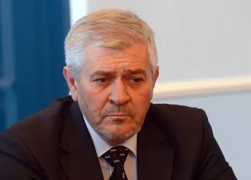 Измама: Хирург оперира, докато преглежда (ОБЗОР)