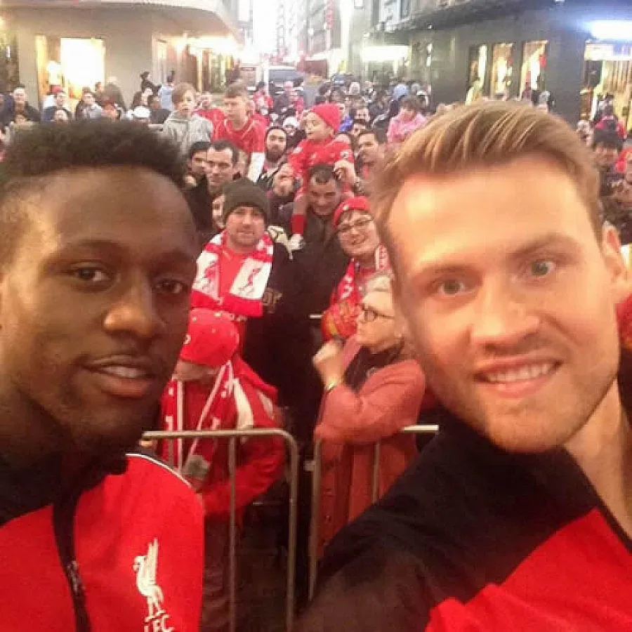 Звезди на "Ливърпул" радват фен със селфи