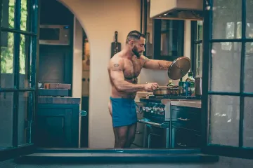 Гол готвач разпалва страстите в кухнята