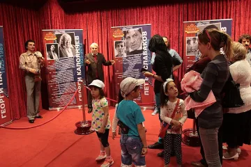 Деца на опашка пред Калата и Парцалев