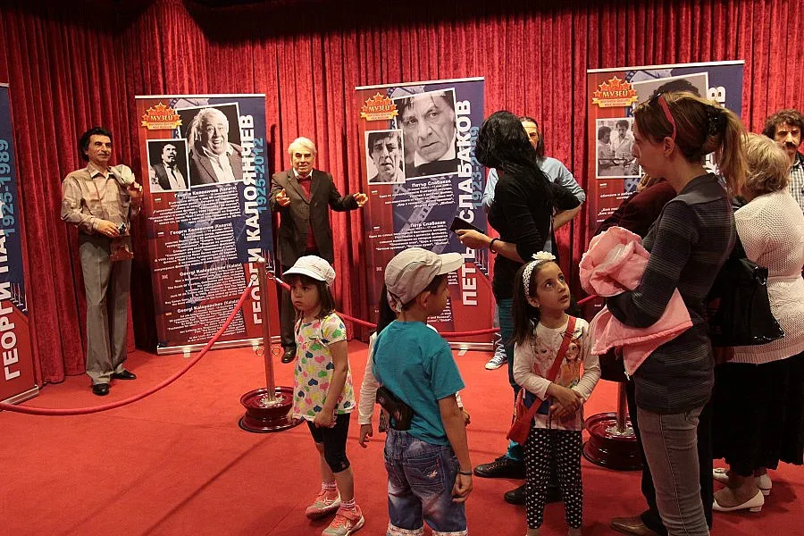 Деца на опашка пред Калата и Парцалев