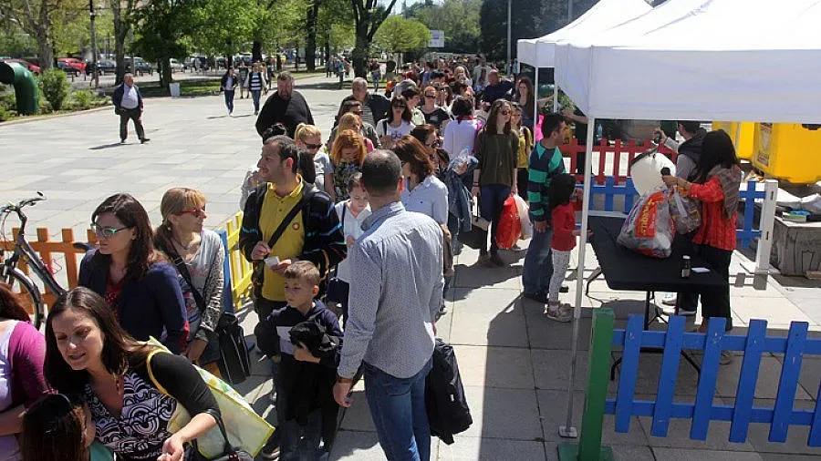 Хиляди взеха книга срещу смет (ВИДЕО)