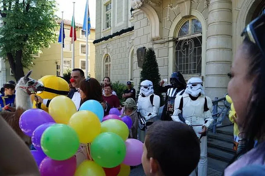 Дарт Вейдър и миньоните забавляват пловдивчани