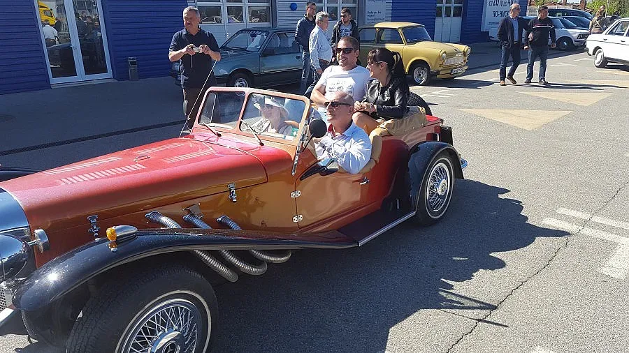 Френска кола на век дефилира в Сливен