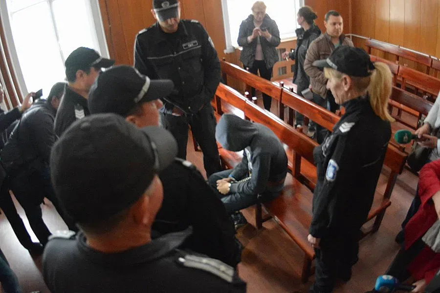 Убиецът на Александра иска при жена си