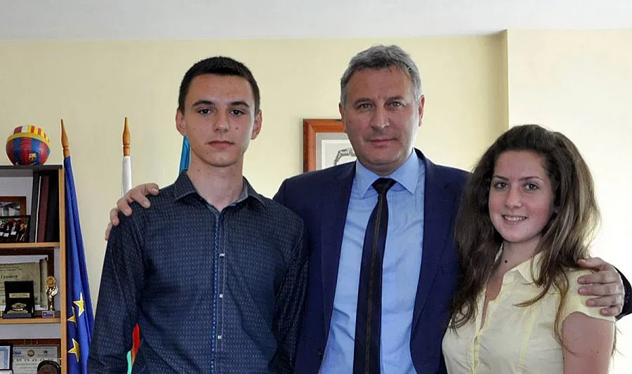 Двама ученици пътуват от Разлог до Йерусалим