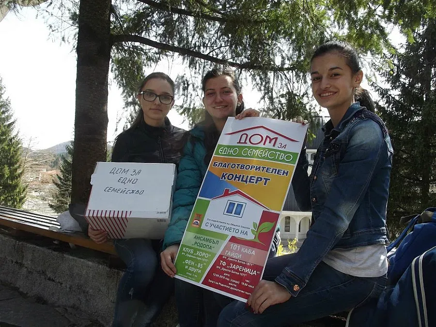 Десетокласници помагат на изпаднали в беда 