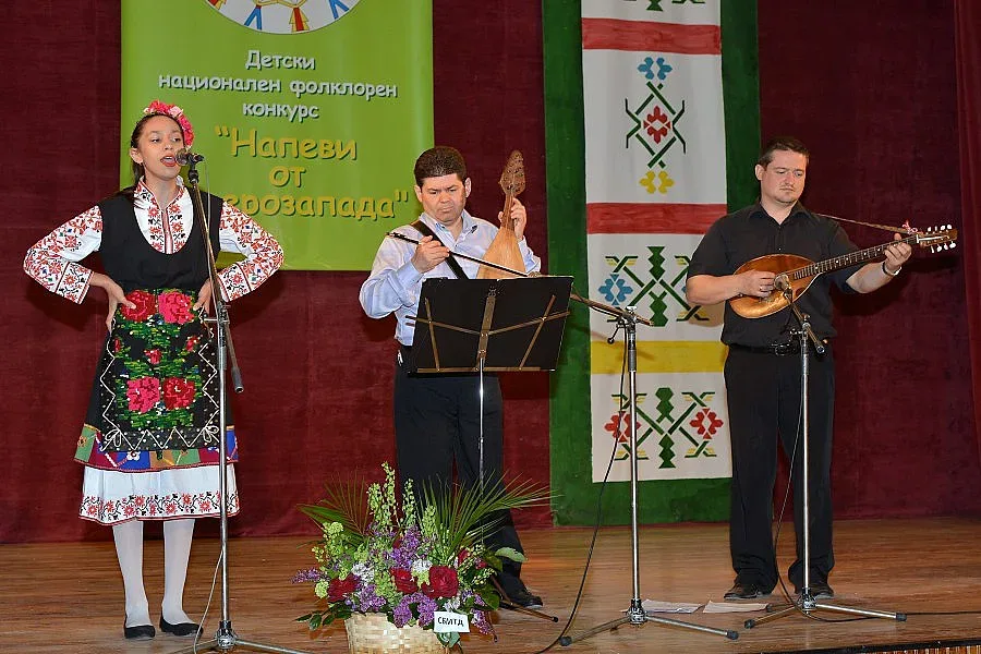 700 деца пеят и танцуват в Монтана в конкурс