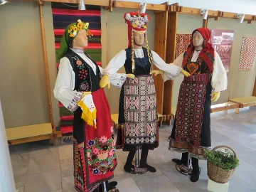 Банскалии и туристи се дивят на носии от Ямболско