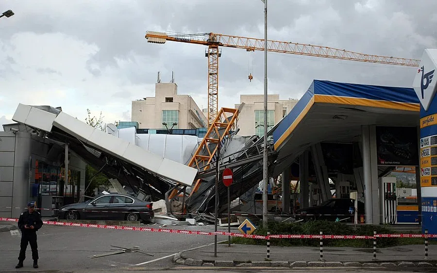 Кадри от падането на крана в София (ВИДЕО)