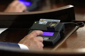 Правната комисия пусна задължителния вот