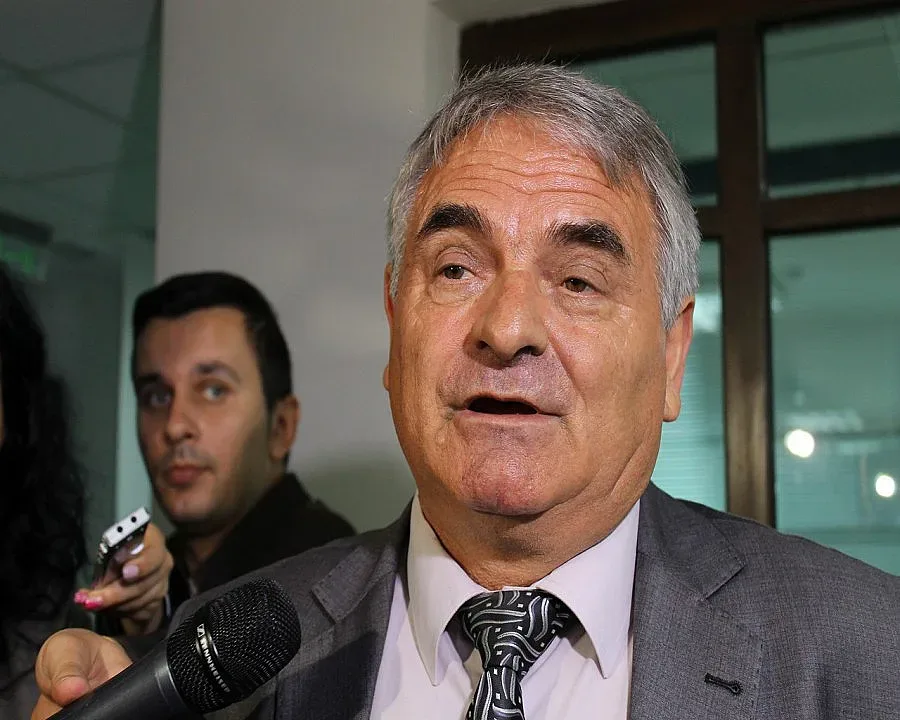 Емине няма да свали бонето в името на Аллах 