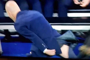 Зидан си разпра панталона от кеф (ВИДЕО)