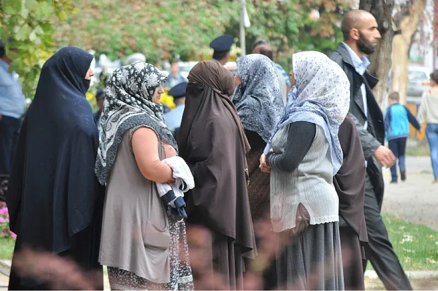 Вдъхновителят на забулените ромки чака трета присъда