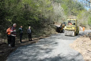 Ремонтират пътни участъци в Кърджалийско  