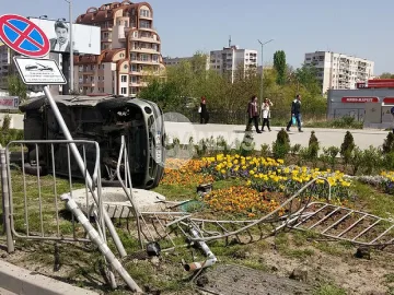 Кола прелетя през мантинела в София