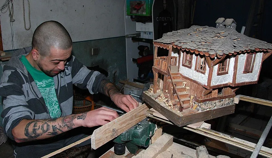 Ивайло прави къщи, за да прогледне