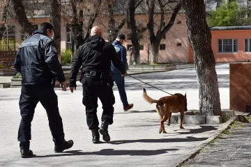 Полицията накрак! Валят заплахи за бомби в училищата