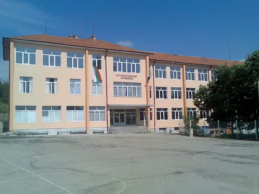 Ученичка съди директор заради забрадка