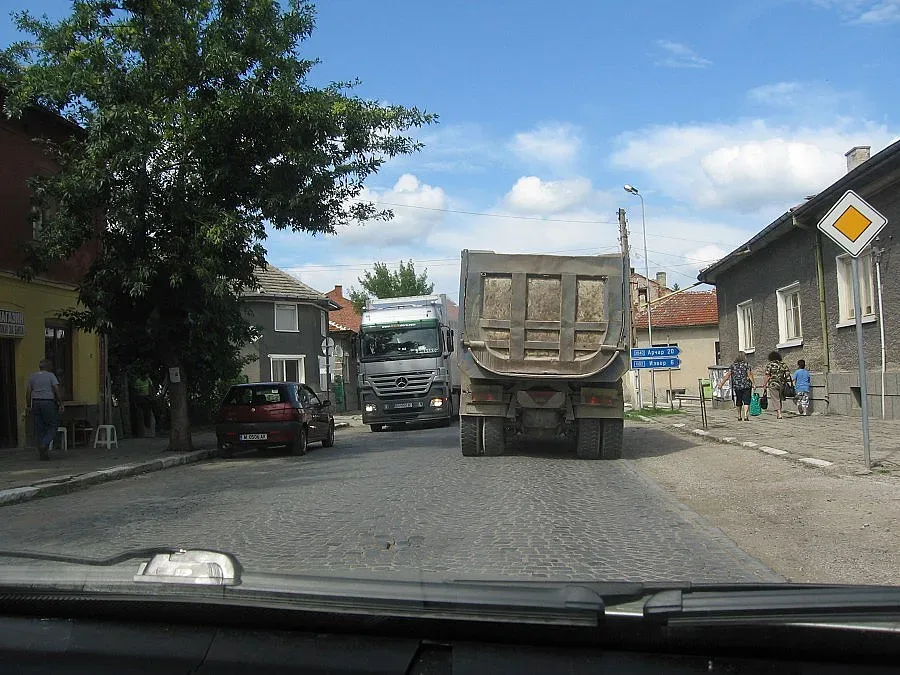 Бивш кмет поведе протест срещу тировете през Димово