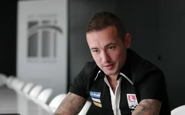 Мартин Чой носи BMW на гърба си