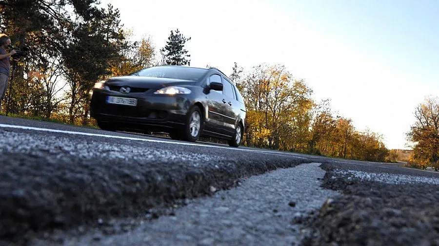 Над 700 души заложници на лош път