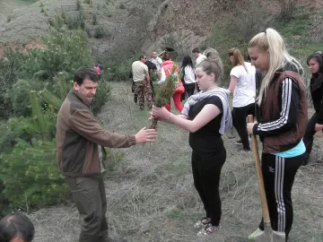 Правят биоградини в дворовете на пенсионери