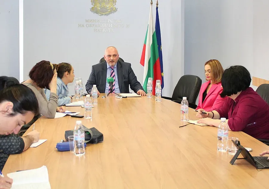  МОН с план за забавените програми от Денков