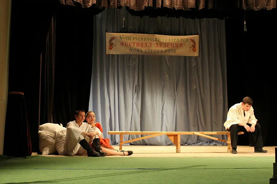 Млади актьори гостуват с "Албена" на фестивал