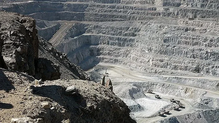 Находище в пустинята позлатява бедна държава. Голямата игра