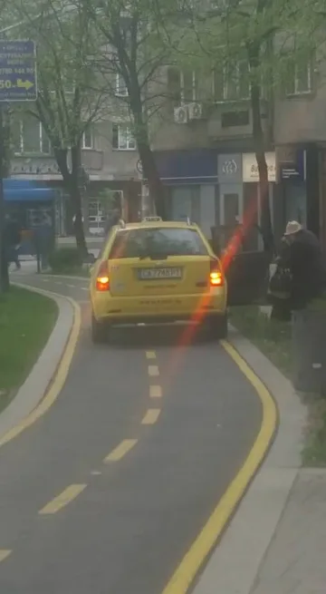 Такси паркира на велоалея