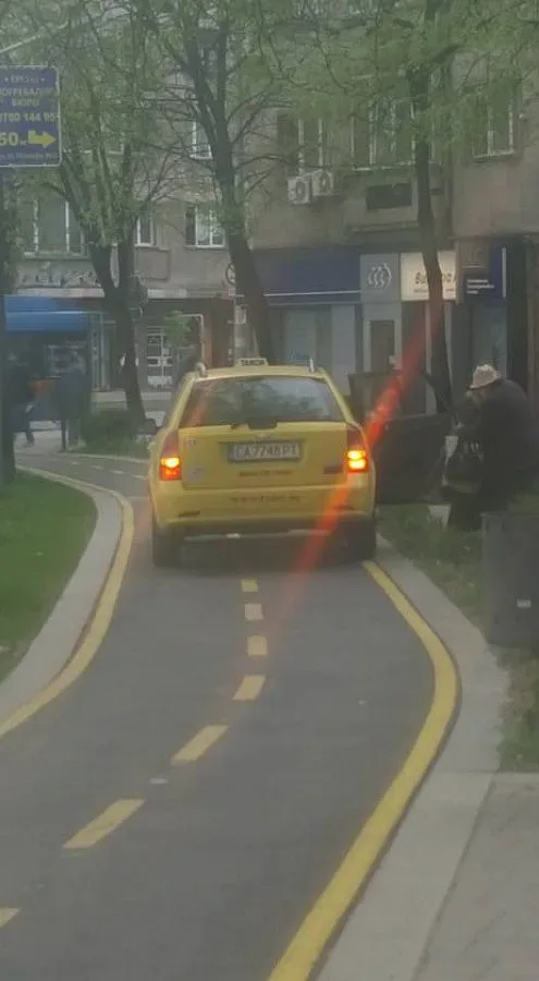 Такси паркира на велоалея