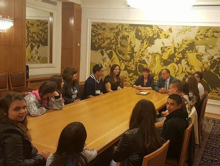 Петрички ученици посетиха парламента