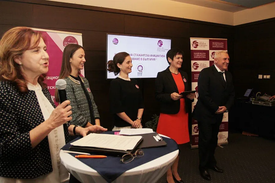 Студенти пишат за финансите на бъдещето