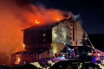 Уникален турски курорт потъна в пламъци. Има загинали