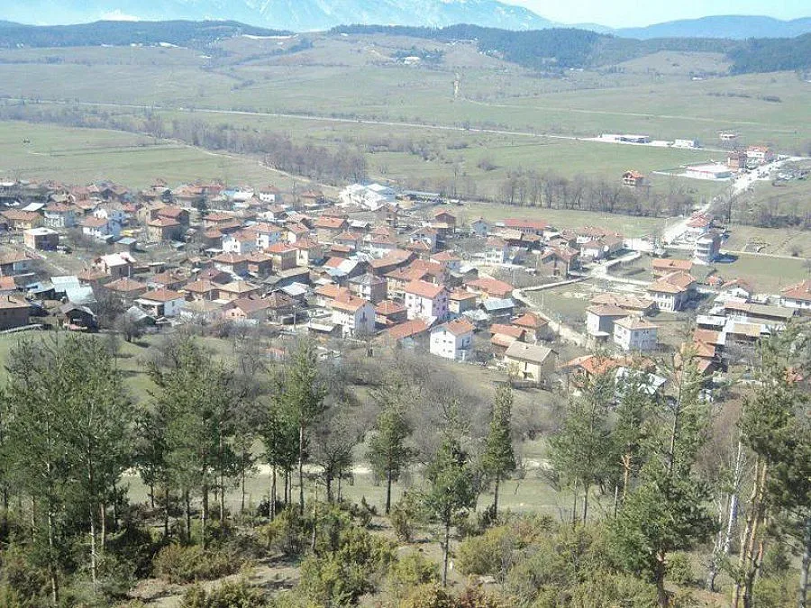 Съдят месар за залята с бензин жена