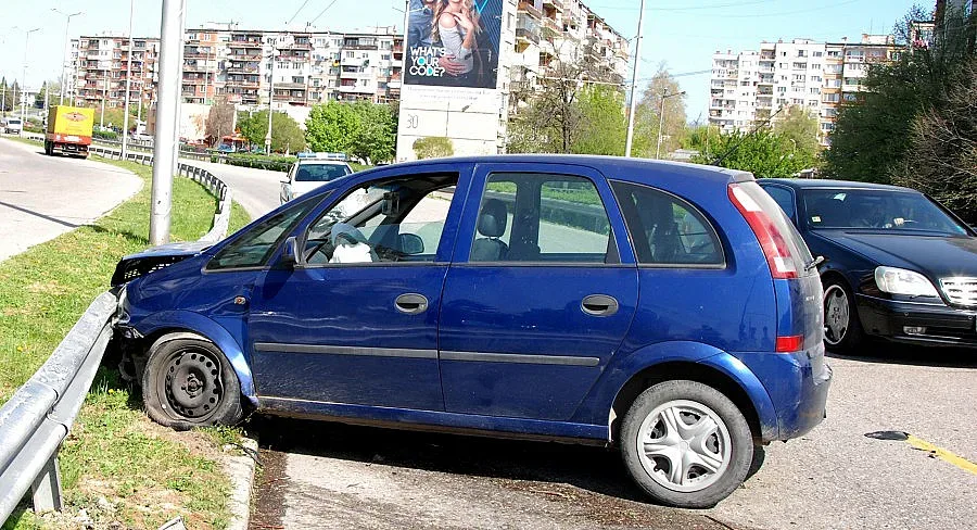 Пиана до козирката шофьорка отнесе мантинела