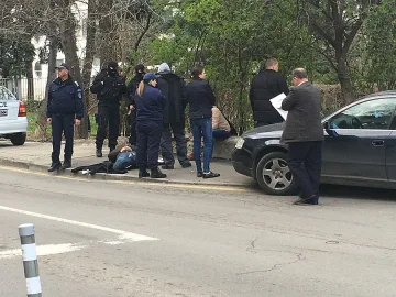 Полицаите наркодилъри остават в ареста