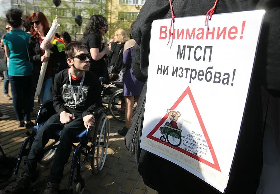 Калфин наказва подчинен, обиждал протестиращи