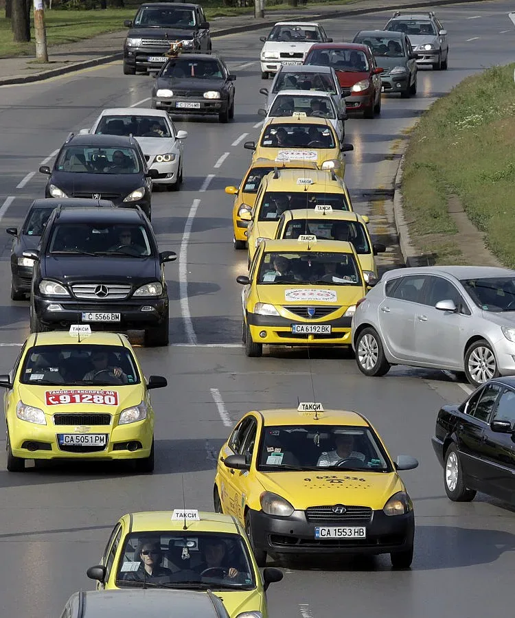 Между 300 и 1000 лв. данък за такситата